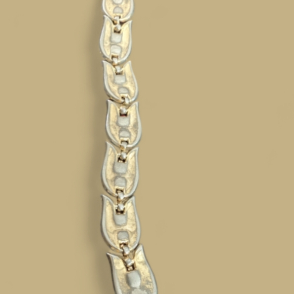 Trifari Red Thermoset Tulip Bracelet - Picture 2 of 3